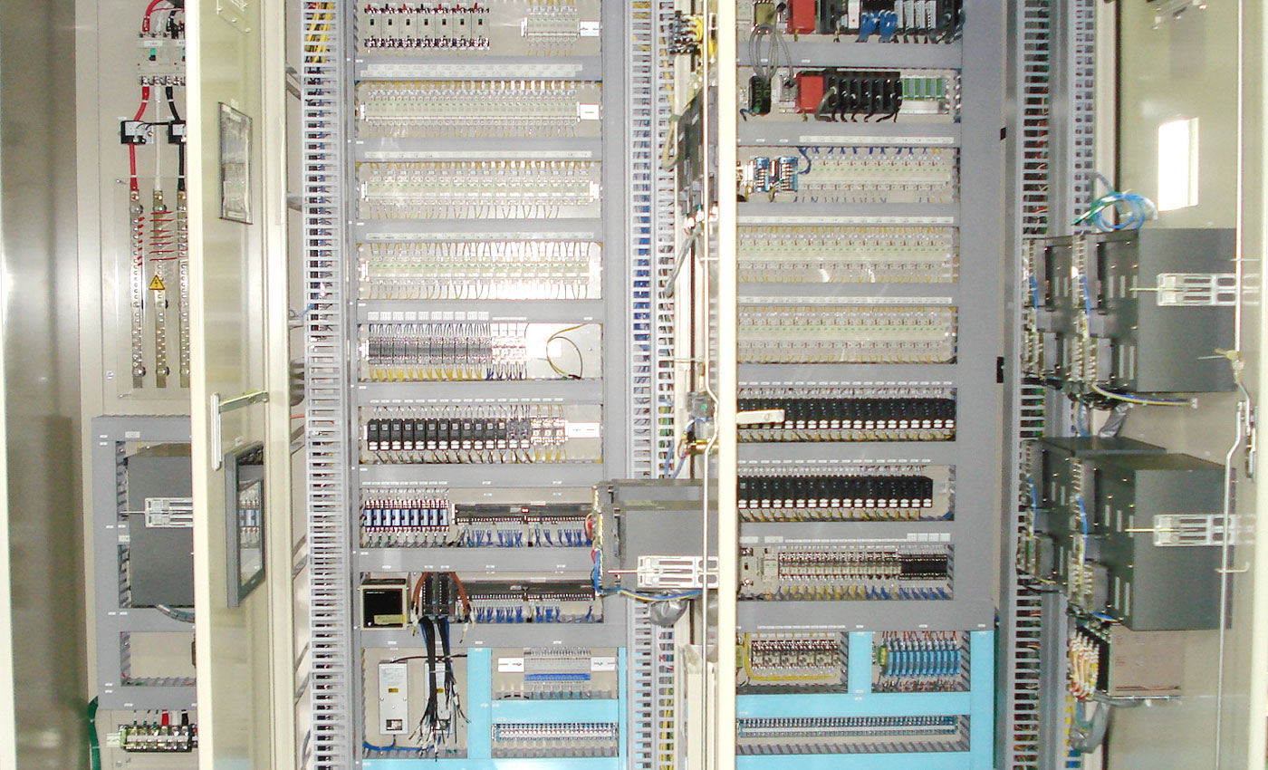制御盤の電子回路の画像